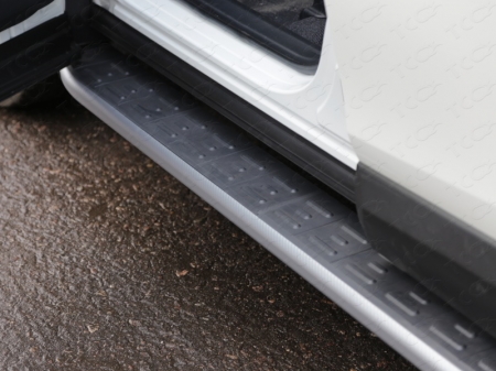Toyota RAV4 2015 Пороги алюминиевые с пластиковой накладкой (карбон серебро) 1720 мм
